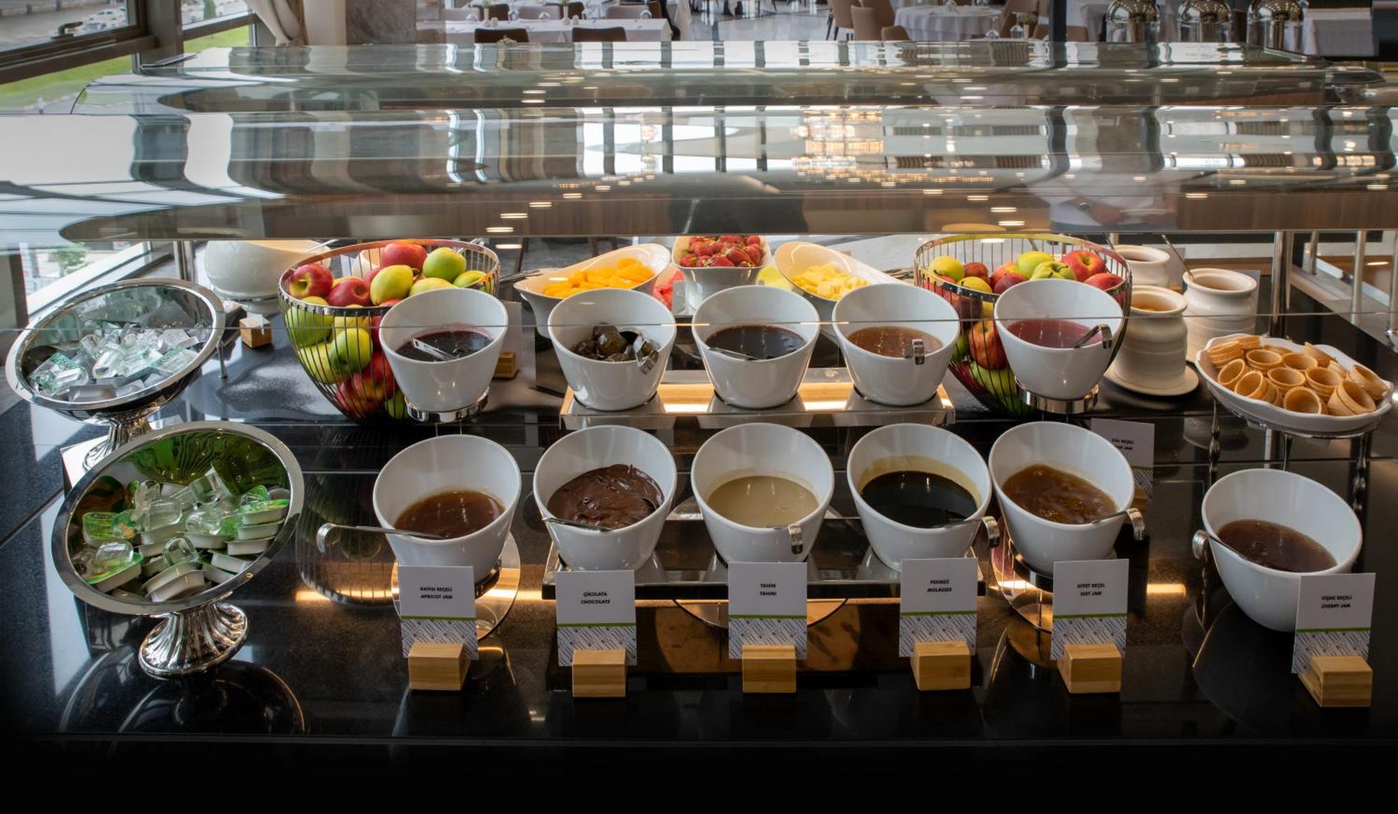 Hotel Doubletree By Hilton Manisa Exterior foto